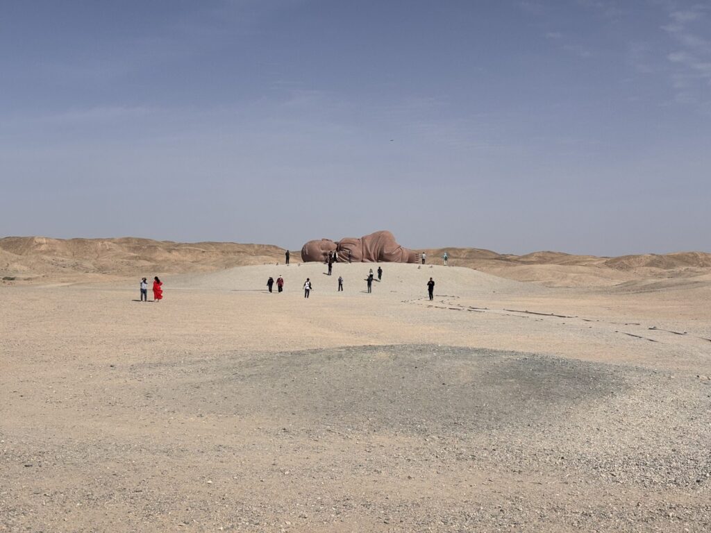 瓜州戈壁雕塑大地之子远景